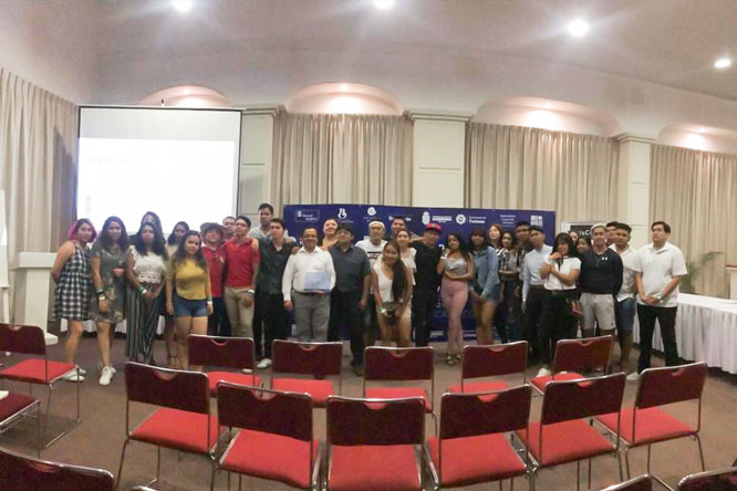 Ernesto Reséndiz con alumnos de Tradennials en conferencia de prensa