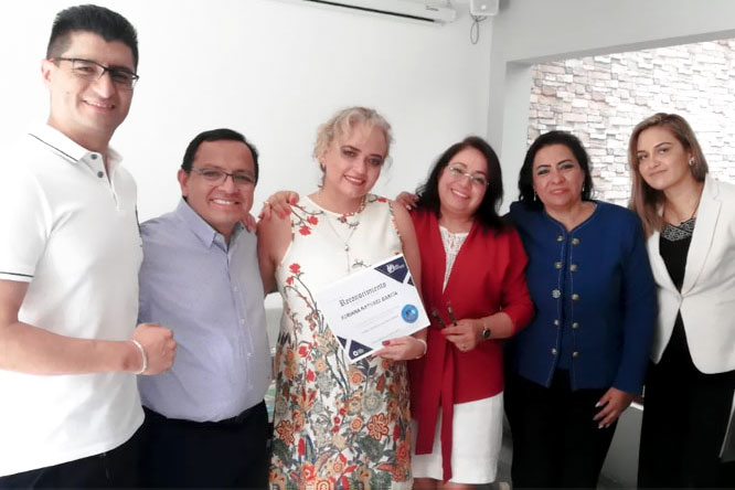 Ernesto Reséndiz, grupo de personas y una alumna de EduCash con reconocimiento de meta financiera en 2020