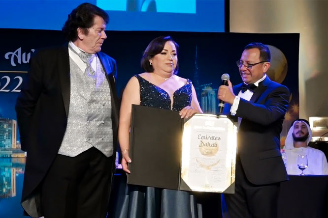 Ernesto Reséndiz y su esposa, Isabel Olvera, recibiendo el Galardón Gold Elite 2022, en Dubái