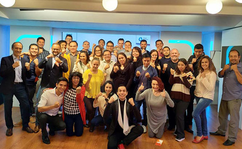 Ernesto Reséndiz López junto a grupo de personas posando sonrientes