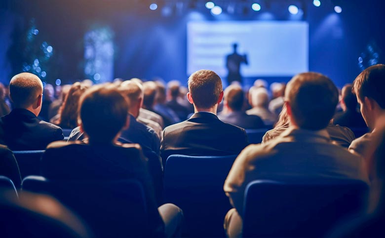 Grupo de personas en una conferencia