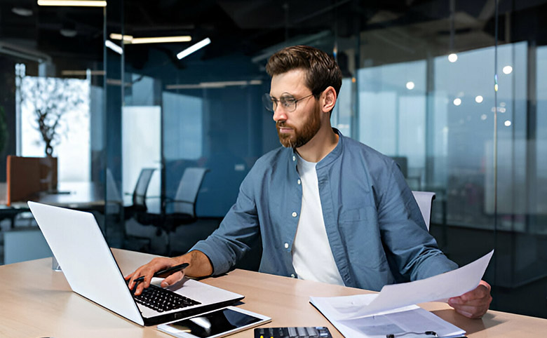 Hombre analizando sus finanzas personales