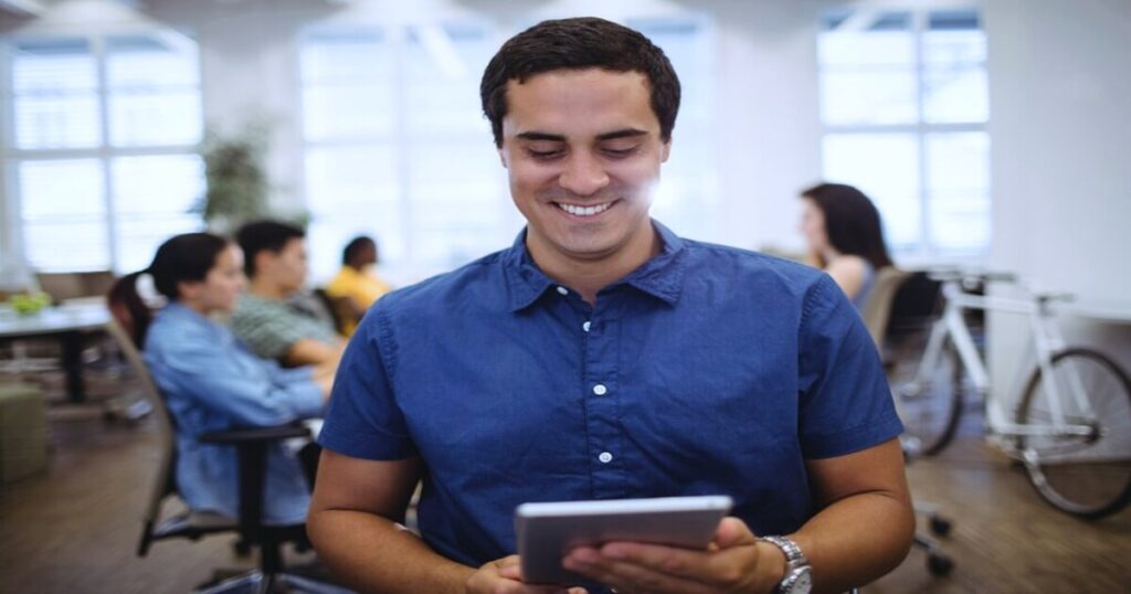 Emprendedor mexicano utilizando tecnología para optimizar su negocio - Pymes exitosas en México