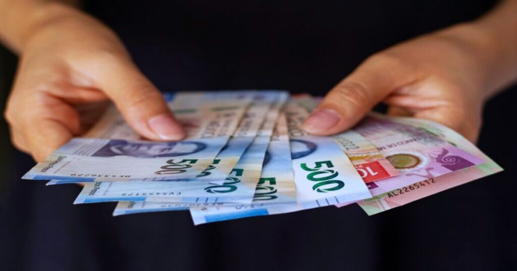 Fajo de billetes que representa el impacto económico de las Pymes exitosas en México
