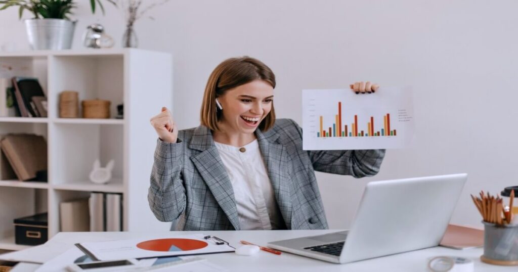 Retrato de primer plano de mujer de negocios feliz en traje elegante demuestra gráfico a través de Skype - Pymes exitosas en México