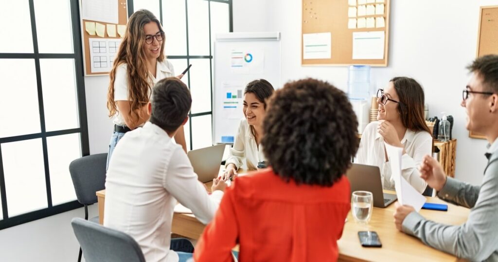 Grupo de personas en una reunión de trabajo