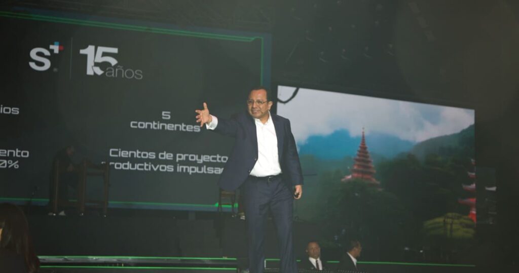 Ernesto Reséndiz López en la convención de Educación Financiera