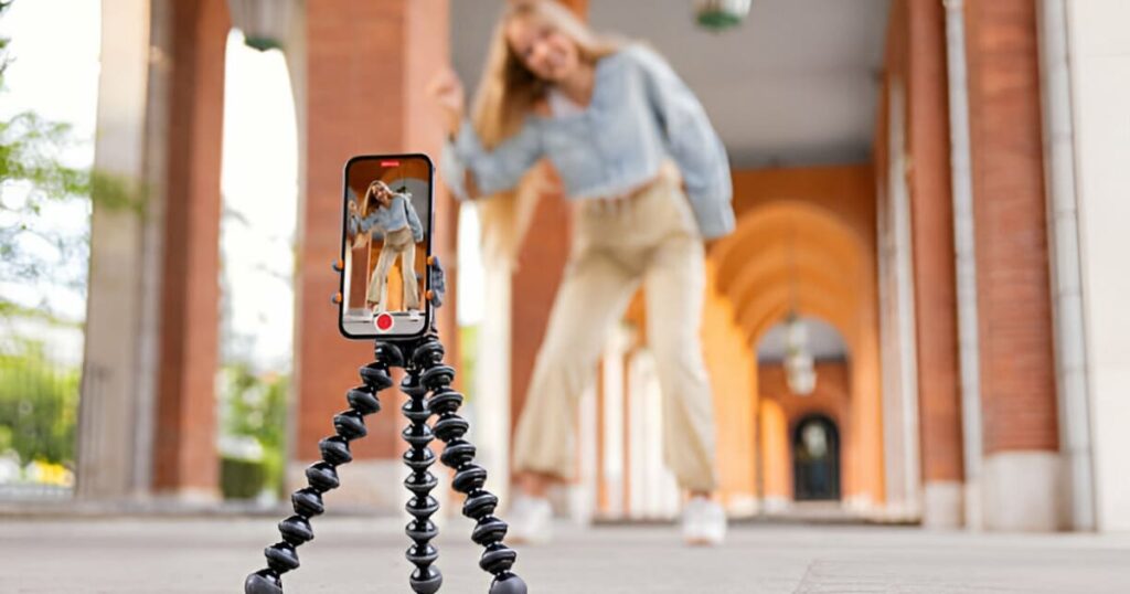 Chica creando contenido a través de su celular