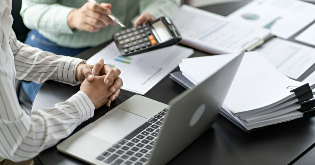 Consultor ayudando a una persona