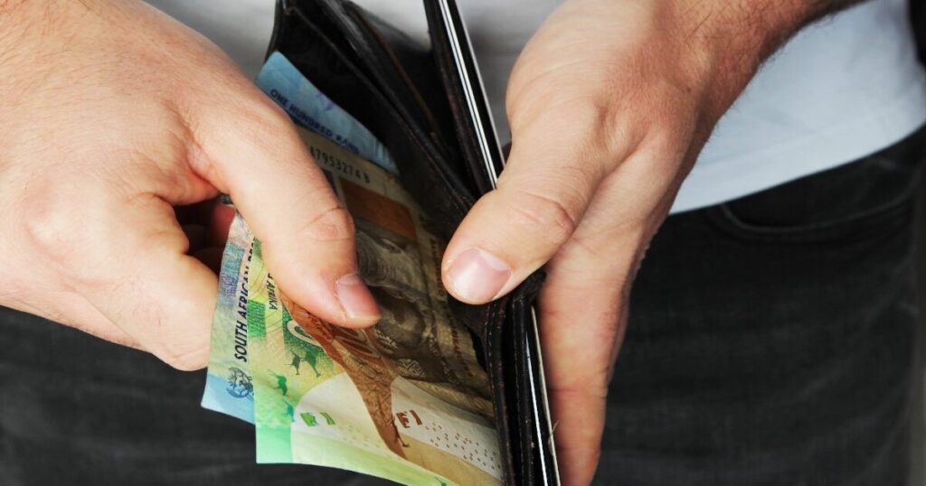 Persona a punto de pagar en efectivo en tienda