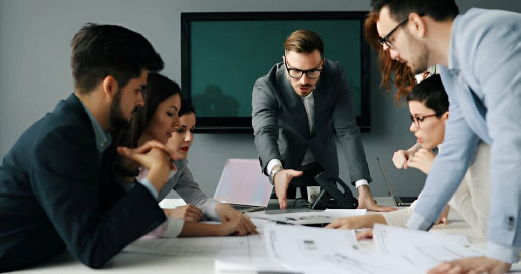 Equipo de trabajo durante una reunión en una sala de juntas