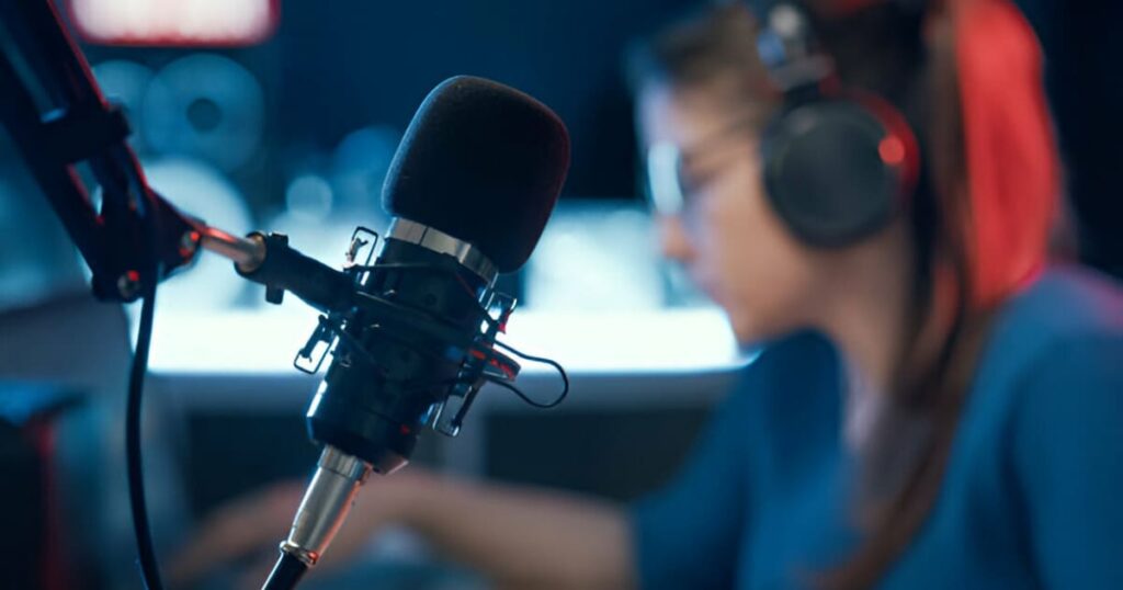 Locutora dentro de una cabina de radio