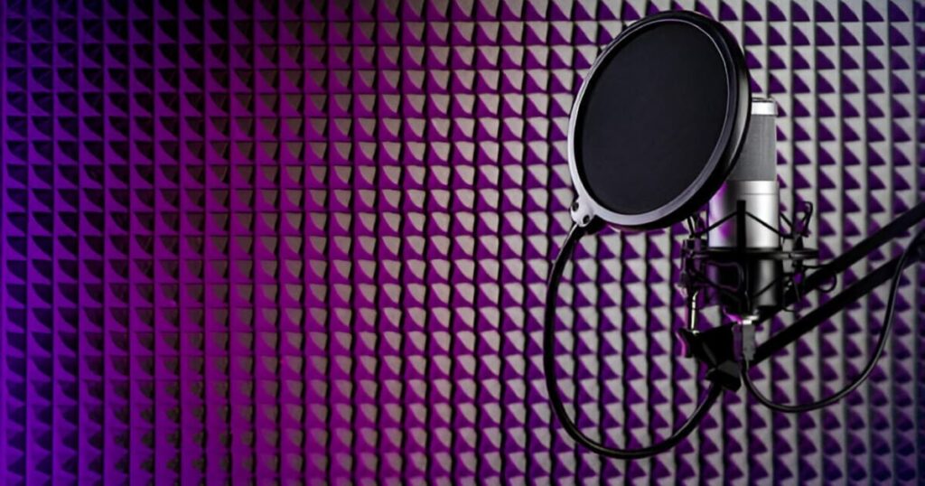 Micrófono dentro de una cabina de un pódcast