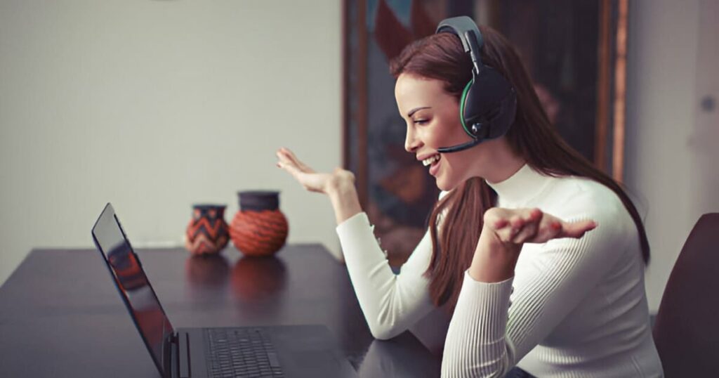 Mujer joven brindando asistencia virtual