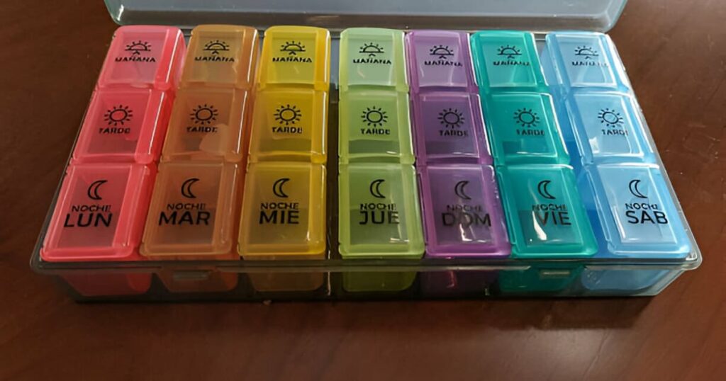 Pastillero de colores cerrado sobre una mesa