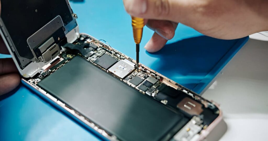 Persona reparando un celular