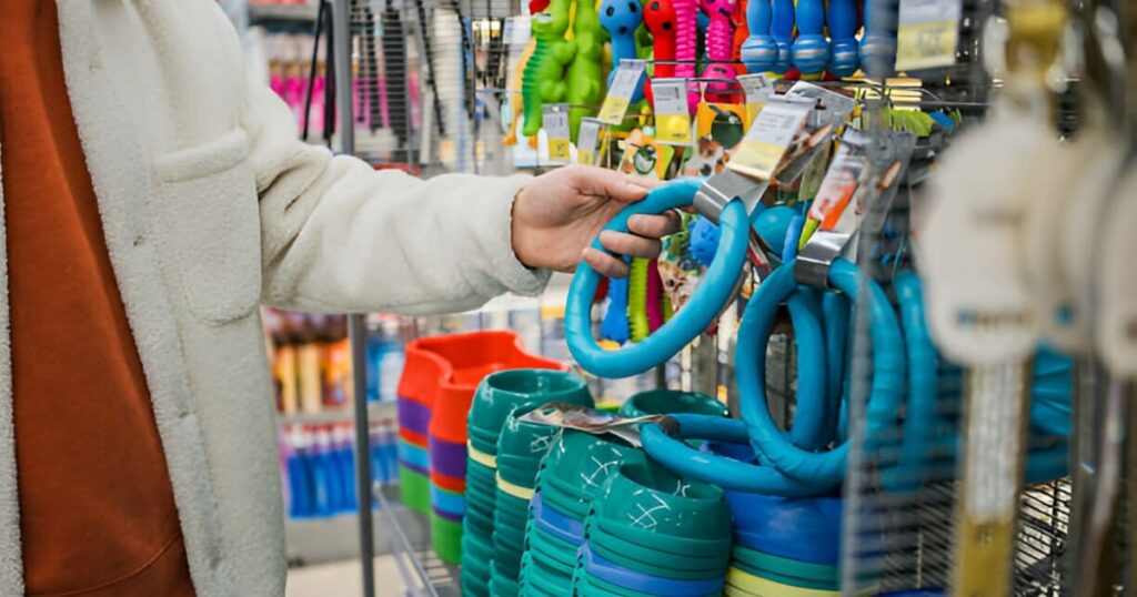 Persona seleccionando accesorios para mascota
