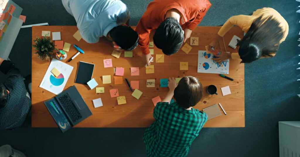 Plano cenital de un equipo de trabajo trabajando