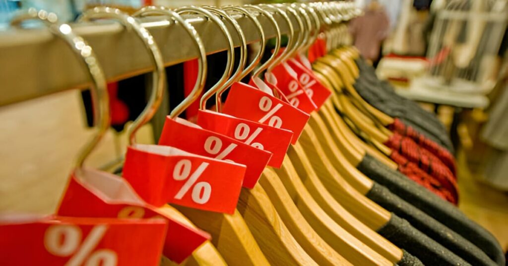 Playeras colgadas una sobre otra en una tienda