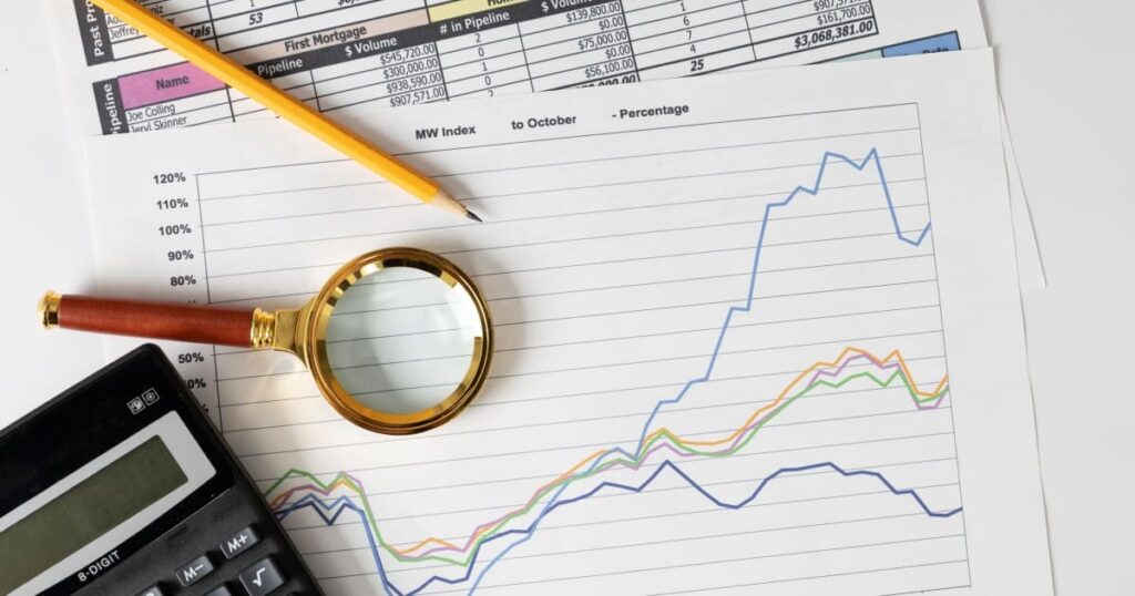 hoja-con-grafica-sobre-un-escritorio