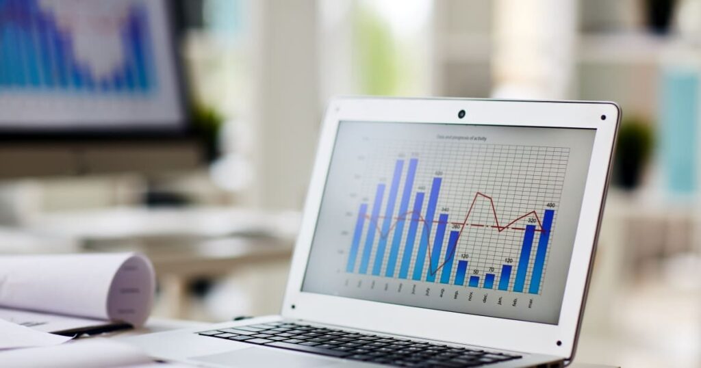 Laptop mostrando una gráfica de barras y de línea