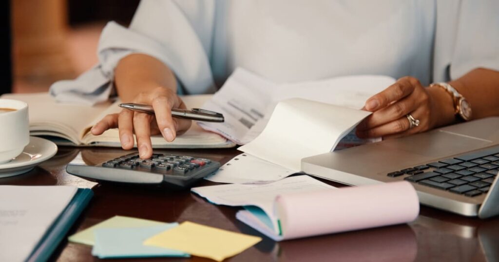 Persona realizando cálculos y cuentas