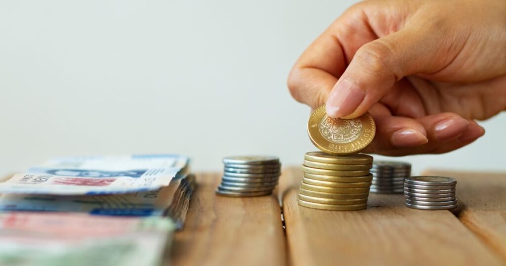 Plano detalle de una mano contando dinero