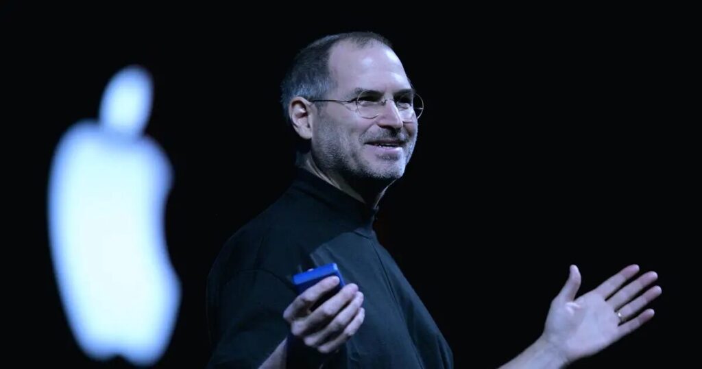 Steve Jobs dando una conferencia de Apple