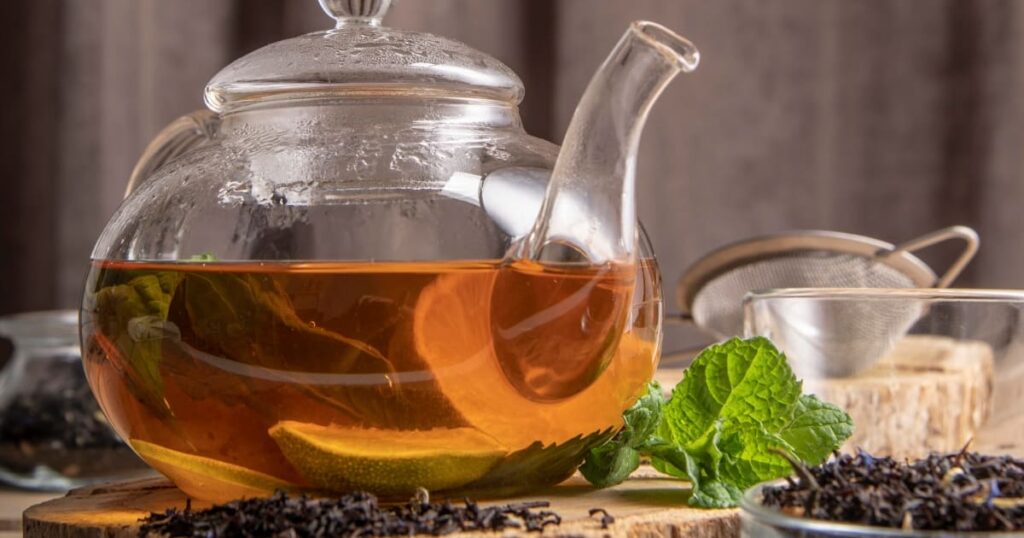  Tianté Casa de Té - Diseño minimalista de hoja estilizada y tipografía elegante en color blanco sobre fondo claro