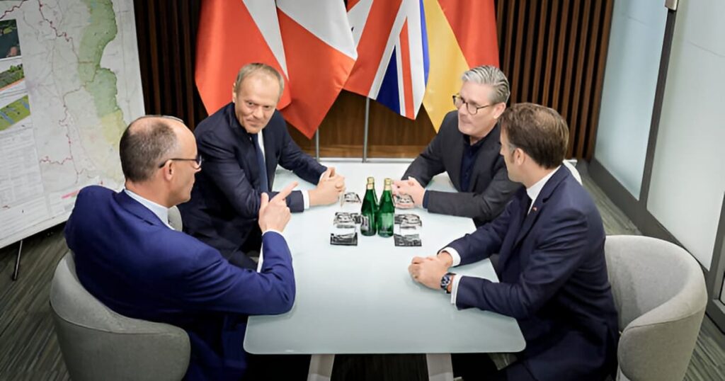 Cuatro personas hablando frente a frente