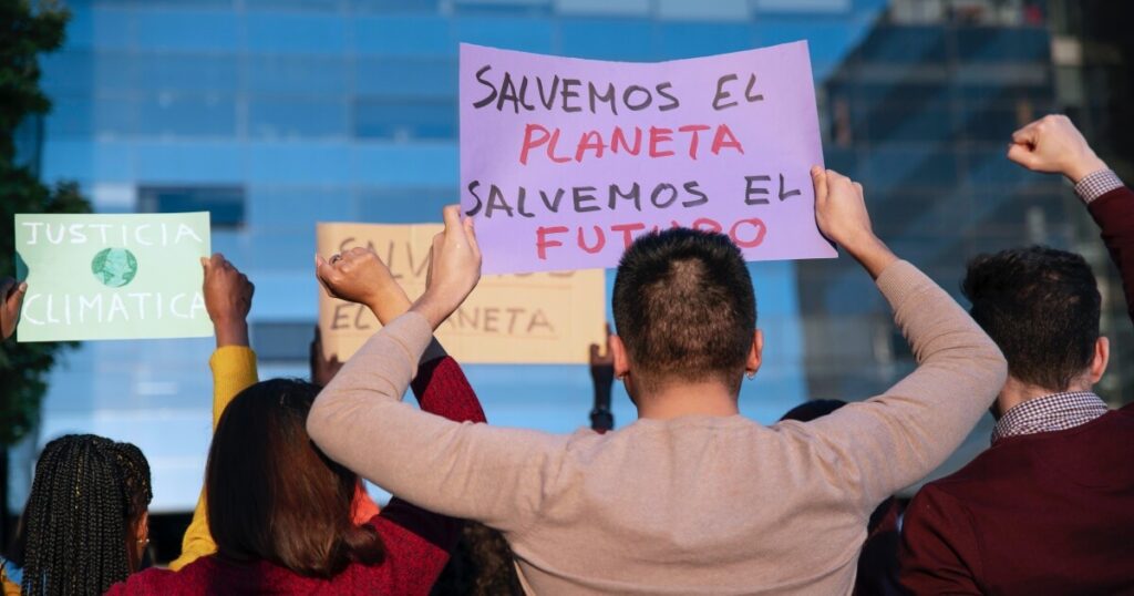 Personas manifestándose en movimiento ambientalista. Emprendimiento de concienciación