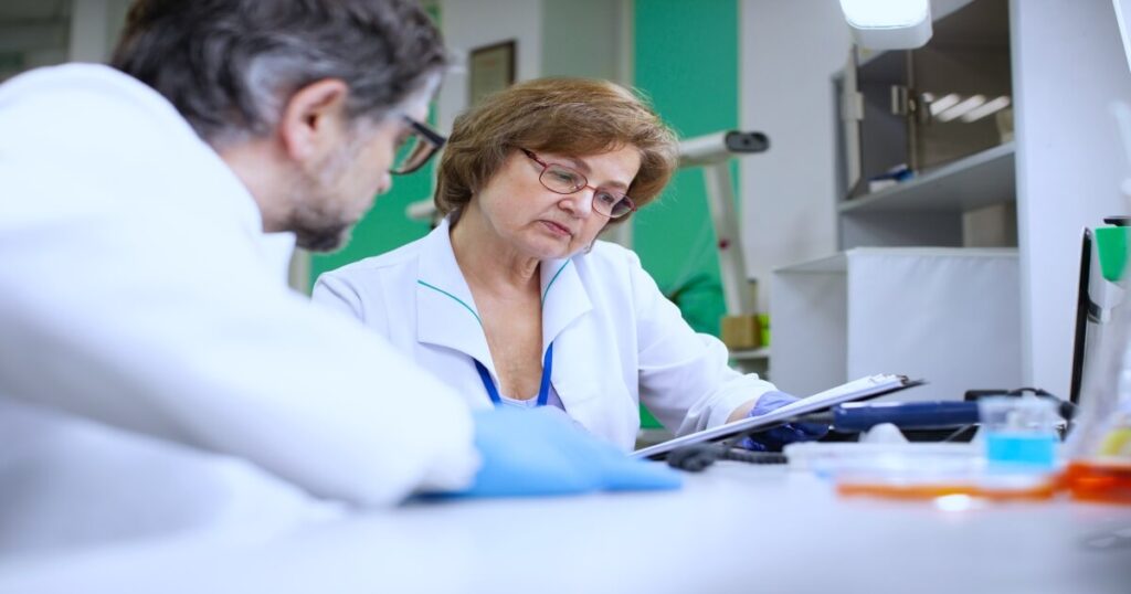 Doctores trabajando en investigación médica y análisis clínicos