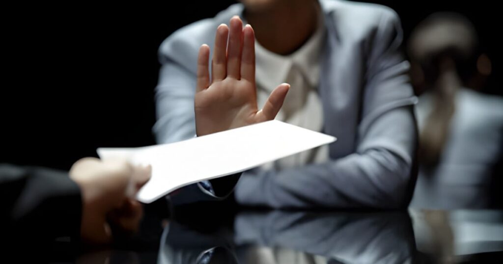 Persona negándose a recibir una hoja