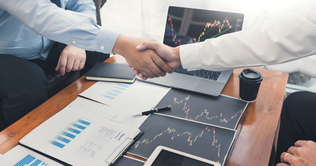 Dos personas dándose un apretón de manos