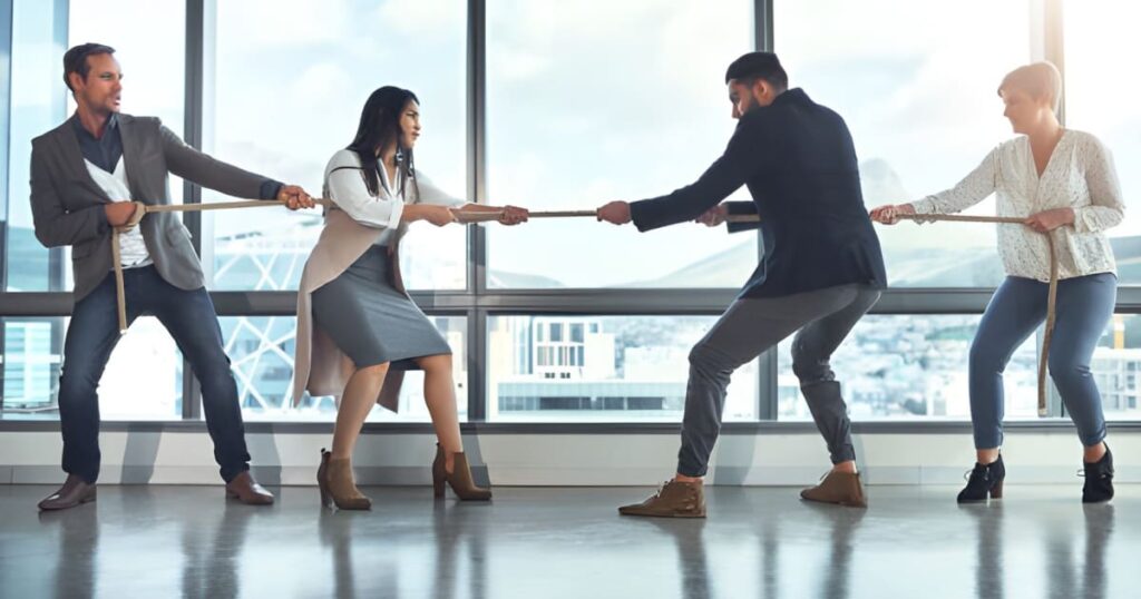 Parejas de personas tirando de una cuerda hacia lados contrarios