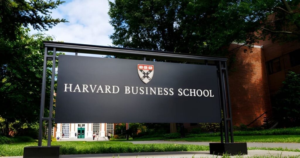 Primer plano del letrero de entrada de la Escuela de Negocios Harvard