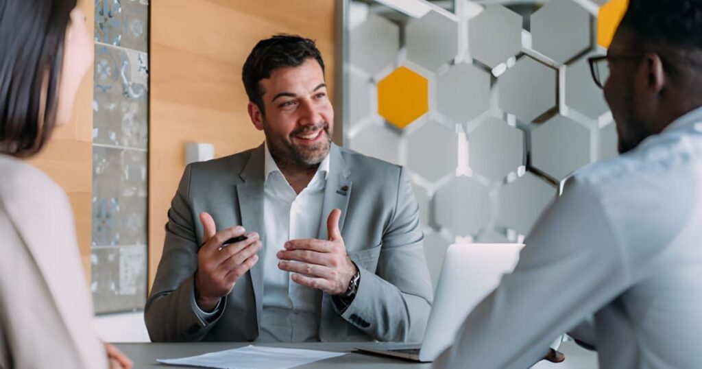 Personas conversando en una oficina