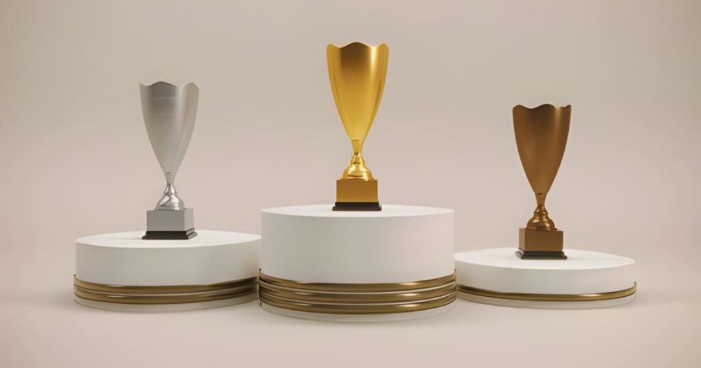 Trofeos de oro, plata y bronce sobre sus respectivos podios