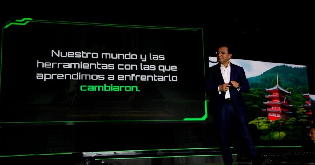 Ernesto Reséndiz en una conferencia