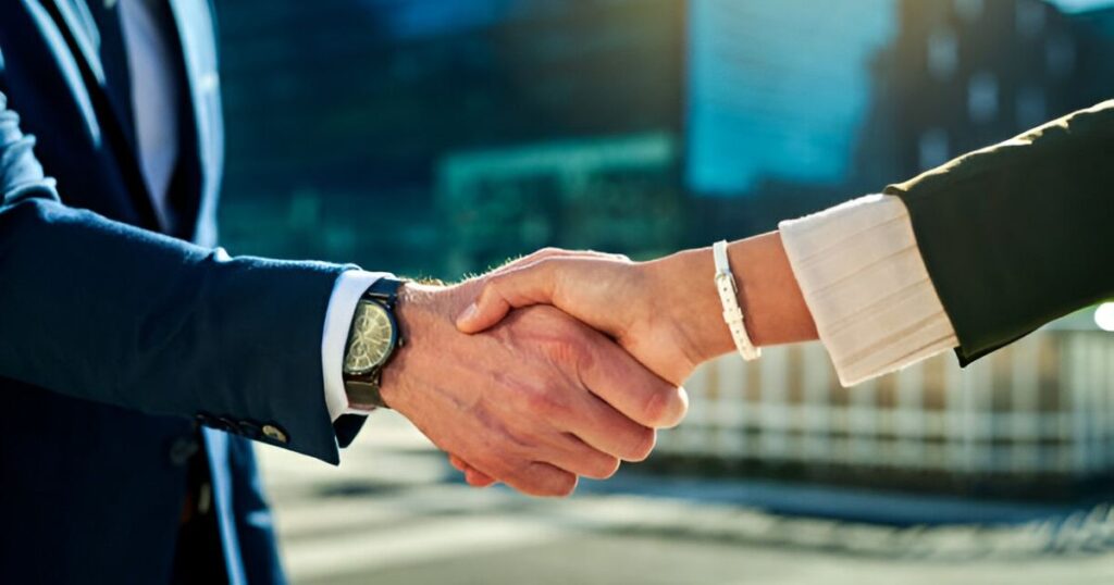 Detalle de manos estrechadas - Propósito de una empresa