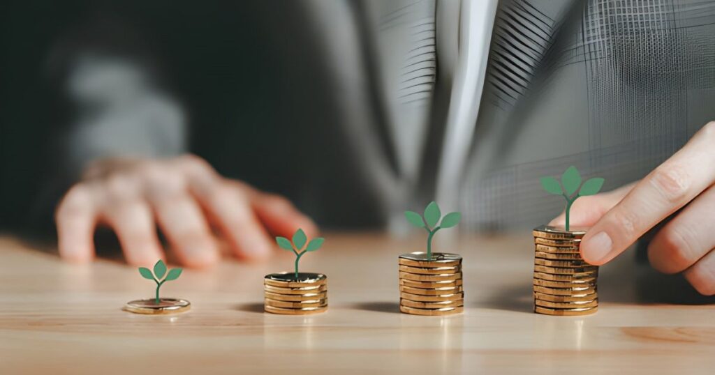 Monedas apiladas con pequeños brotes verdes