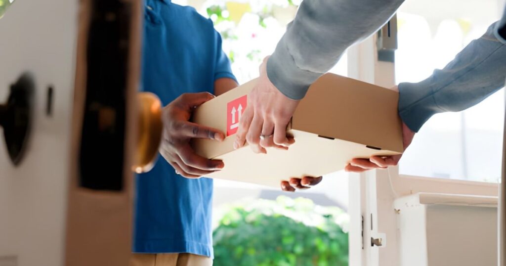 Recibo de paquete en la puerta de una casa
