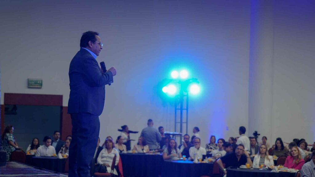 Ernesto Reséndiz López durante ponencia - Tasas de interés 2026
