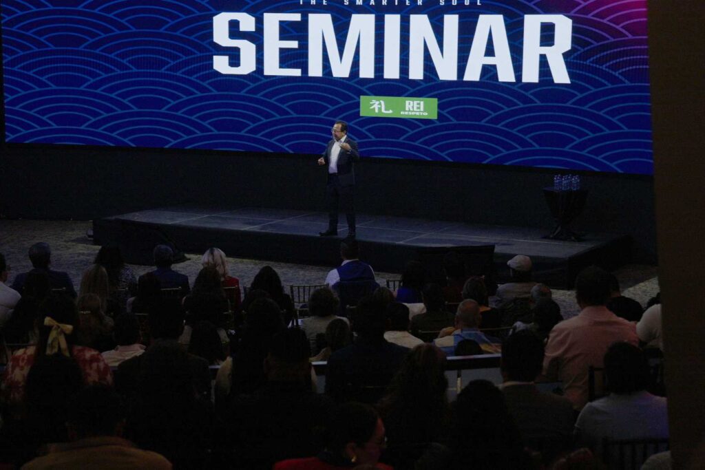 Ernesto Reséndiz López hablando frente a público durante un seminario