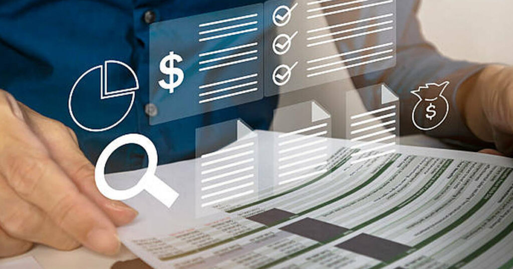 Esquemas virtuales y persona revisando documento - Cierre fiscal