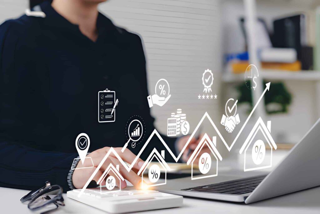 Gráficos virtuales de crecimiento económico en inversión inmobiliaria entre persona con calculadora y laptop