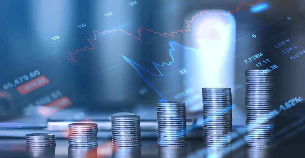 Pilas de monedas ascendentes junto a gráficas virtuales  
