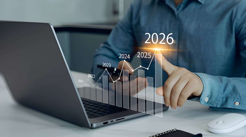 Gráfica de barras virtual por año en ascenso hacia 2026 entre laptop y persona señalando