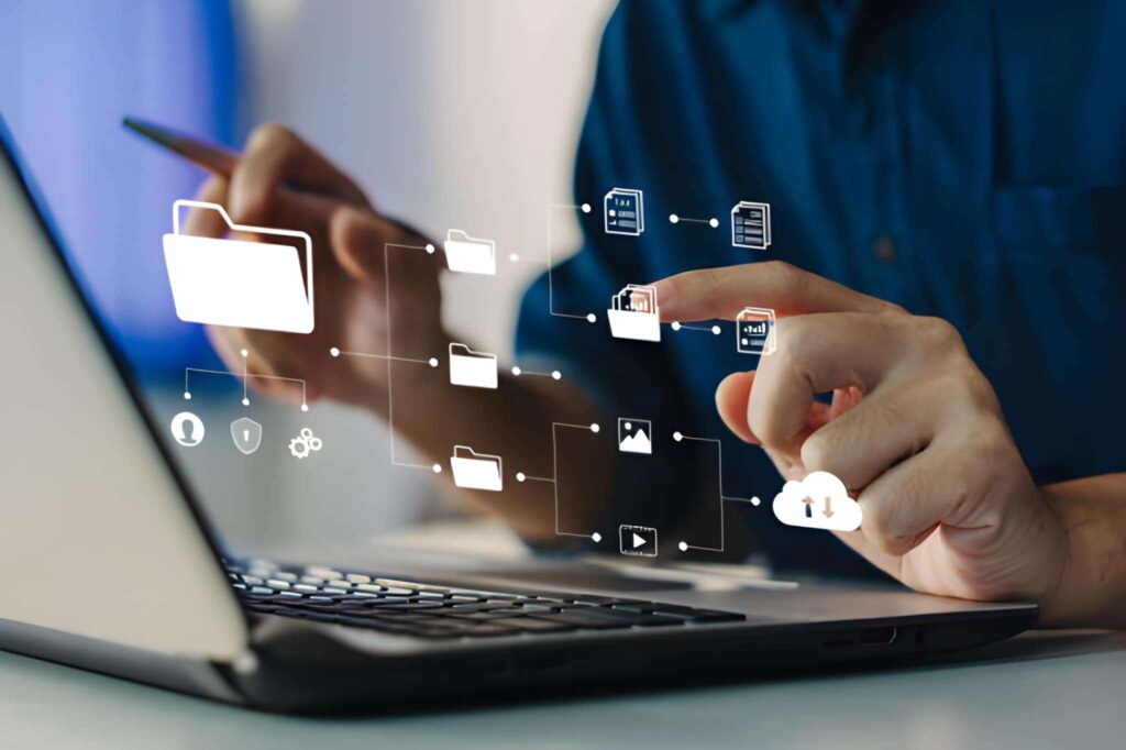 Persona frente a laptop abriendo carpetas virtuales