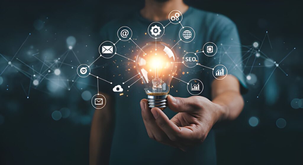 Persona sosteniendo un foco encendido con íconos vinculados a distintas herramientas digitales